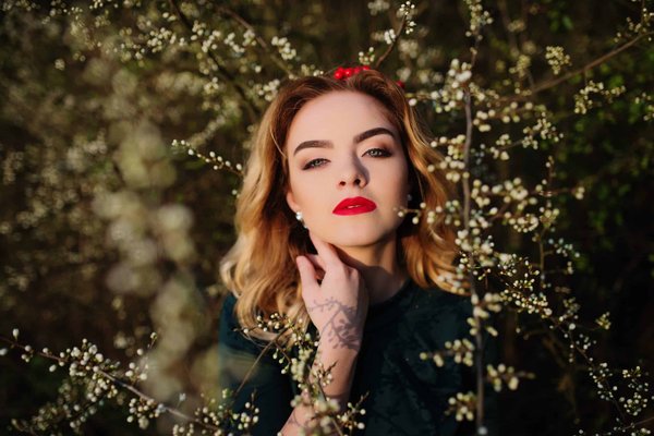 What Are the Key Elements of a Professional Look Using a Monochromatic Color Scheme?